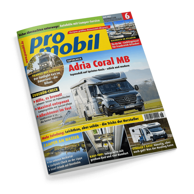 Titelbild der Zeitschrift „promobil“ mit großem weißen Wohnmobil auf einer Wiese im Vordergrund, darüber in roter Schrift „Adria Coral MB“, weitere sichtbare Texte: „TRANSIT MIT ALLRAD“, „ZUBEHÖR-CHECK“, „Hilfe, es brennt!“, „Mehr Zuladung“, „CAMPEN AM WASSER“ und „KAUF-TIPP“. Oben gelbes Logo „promobil“ auf blauem Grund, Hintergrund mit blauem Himmel und kleineren Artikelfotos sowie Barcode unten rechts.