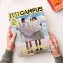 Titelblatt der Zeitschrift „ZEIT CAMPUS“ mit gelbem Kopfstreifen und schwarzer Schrift, Unterzeile „DIE ZEIT“. Umschlagmotiv zeigt zwei männlich gelesene Personen in Badebekleidung am Strand, die eine große Landkarte halten, darüber Text „Mit 30 Tipps für weniger Zeit am Bildschirm“ sowie unten „Endlich offline. Mit Smartphone fühlen wir uns erschöpft, ohne fühlen wir uns nackt. Wie du deine Freiheit wiederfindest.“
