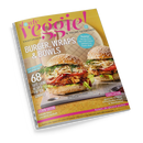 Titelbild der Zeitschrift „slowly veggie! Vegetarisch & vegan genießen“ mit gelbem Hintergrund, zentral zwei vegane Burger mit Sesambrötchen, Salat, Tomate, Coleslaw und Jackfruit-Patty auf grauem Tablett. Textaufschriften: „Burger, Wraps & Bowls“, „68 Gute-Laune-Rezepte für den Sommer“, „Beeren-Saison“, „Coolcation“ und „Rezepte, die glücklich machen“.
