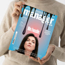 Person in beigefarbenem Strickpullover hält die Ausgabe des „manager magazin“ mit hellblau-rosafarbenem Verlauf auf dem Cover; oben tropfen schwarze Ölflecken über das Logo, mittig der Schriftzug „Die Fossile“, darunter das Porträt einer Frau mit dunklen Haaren und neutralem Gesichtsausdruck; am unteren Rand Text über Wirtschaftspolitik und Energieabhängigkeit.