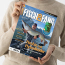 Eine Person in beigem Pullover hält die Zeitschrift „Fisch & Fang – Das Erlebnis-Magazin für Angler“ in den Händen. Auf dem Titelbild ein männlicher Angler mit grauer Jacke und roter Kappe, der in einem Boot auf einem See steht und einen großen Hecht präsentiert. Hauptüberschrift „Hechte mit Hybridköder – So fängt man auf großen Seen“, dazu kleinere Textfelder mit Themen wie „Heiße Platte“, „Auf Achse“ und „Schnelle Tonne“.