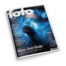 Titelbild der Zeitschrift „fotoMAGAZIN“, Ausgabe Nr. 6 vom Juni 2025; darauf zentral ein Porträt einer weiblichen Person mit geschlossenen Augen und beleuchtetem Gesicht, vorwiegend in Blau- und Schwarztönen, überzogen von dynamischen Lichtspuren. Aufschriften u. a.: „Wenn Zeit fließt“, „Reduziert, präzise, stark“, „Fotopapiere im Vergleich“, „The North American Indian“, Produkttests gelistet in weißer Box rechts unten.