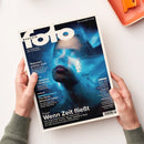Titelbild des „fotoMAGAZIN“ Ausgabe Juni 2025, gehalten von zwei Händen über hellem Untergrund. Das Cover zeigt ein Porträt einer weiblich gelesenen Person in bläulichem Licht mit fließenden Lichtspuren. Sichtbarer Text: „Wenn Zeit fließt“, „Die ganze Welt der Fotografie“, „Reduziert, präzise, stark“, „Fotopapiere im Vergleich“, „The North American Indian“, „Im Test: Lumix G97, GX100RF, Objektive, Aufsteckblitz“.