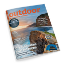 Titelbild des Magazins „outdoor – Wandern. Reisen. Abenteuer.“ zeigt eine Person in gelber Jacke auf einer Felsküste über dem Meer bei Sonnenuntergang. Texte auf dem Cover: „Die schönsten Küstentouren – Traumwanderungen von Norwegen bis Kroatien“, „Peaks of the Balkans“, „Im Check: Zelte im Sturm“, „Wildes Trentino“, „Biber, Schilf & Seeadler“ sowie „Die besten Produkte 2026“. In der rechten unteren Ecke ein blaues Zelt.