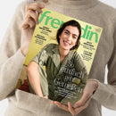 Titelbild der Zeitschrift „freundin“ mit einer dunkelhaarigen, weiblichen Person in khakigrünem Overall vor gelblich-beigem Hintergrund, die lächelnd nach vorn blickt. Sichtbare Überschriften: „GENAU MEINE FARBE! Die große Typberatung“, „RÜCKEN-SCHMERZEN – Die Lösung liegt meist in der Psyche“, „JETZT ABSICHERN – So sorgen Sie finanziell am besten vor“, „CITY-TRIP LONDON – Die besten Pubs, Museen und Parks“ sowie „So einfach geht Genießen“. Hände in beigefarbenem Pullover halten das Heft.