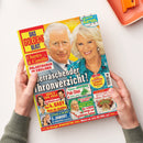 Titelbild der Zeitschrift „Das Goldene Blatt“ mit großem Porträt eines grauhaarigen Mannes im Anzug und einer blondhaarigen Frau in einer blau gemusterten Bluse vor gelbem Hintergrund. Textaufschriften u. a.: „Charles & Camilla“, „Palastbeben in England“, „Überraschender Thronverzicht?“, „Natur-Apotheke Pak Choi hält jung“, „Lecker! Kuchen ohne Backen“, „Großer Liebesroman“. Zwei Hände halten die Zeitschrift über einem hellen Tisch.