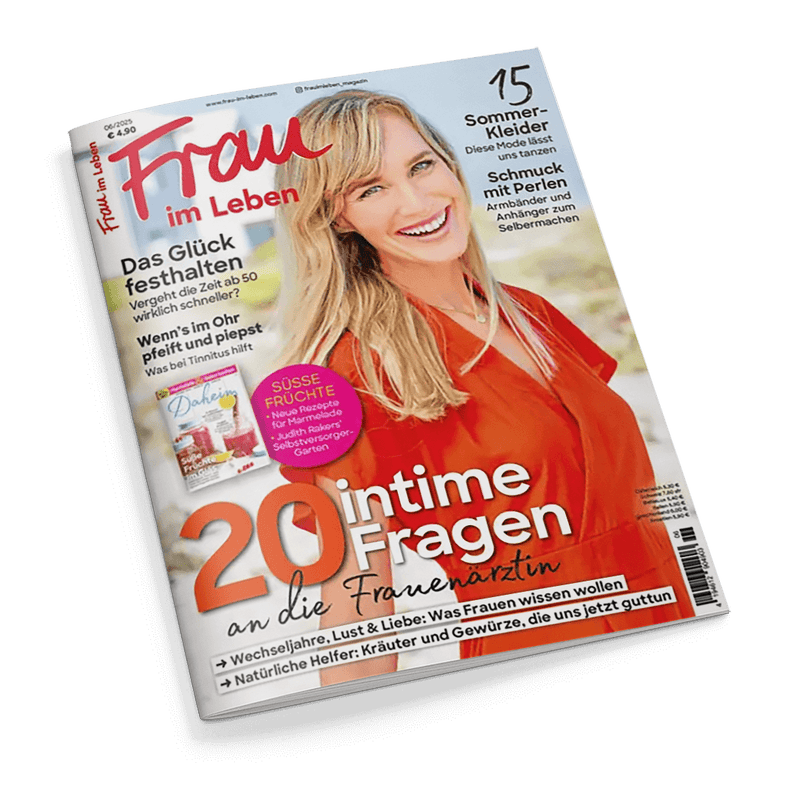 Titelbild der Frauenzeitschrift „Frau im Leben“ Ausgabe 06/2025 mit einer lächelnden blondhaarigen Frau in rotem Oberteil vor unscharfem Naturhintergrund; Schlagzeilen u. a.: „20 intime Fragen an die Frauenärztin“, „Das Glück festhalten – Vergeht die Zeit ab 50 wirklich schneller?“ sowie Themen zu Wechseljahren, Selbstfürsorge, Schmuck mit Perlen, Sommerkleidern, natürlichen Helfern und einem pinken Aufkleber mit dem Text „Süße Früchte – Neue Rezepte für den Sommer“.