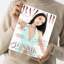 Eine Person in beigefarbenem Strickpullover hält die Zeitschrift „Harper’s Bazaar“ (Ausgabe 05/06 2025) mit weißem Hintergrund und einer weiblichen Person auf dem Cover, die ein mintgrünes, tief ausgeschnittenes Kleid und silbernen Schmuck trägt. Sichtbare Texte: „DER BAZAAR ART GUIDE“, „HOSENANZÜGE AUFREGEND ANDERS“, „THE GREAT OUTDOORS“, „JENNIE“, „EXKLUSIV: DER BLACKPINK-STAR ÜBER IHR SOLO-ALBUM UND SELBSTBEWUSSTEN STYLE“.