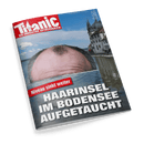 Titelbild des Satiremagazins „Titanic“ (Ausgabe Mai 2025) mit dem Schriftzug „Das endgültige Satiremagazin“ oben links, zeigt einen kahlen Männerkopf, der wie eine Insel aus dem Bodensee ragt; darüber die Schlagzeile „Niveau sinkt weiter“ in rot und „Haarinsel im Bodensee aufgetaucht“ in Weiß; im Hintergrund Uferkulisse mit historischem Gebäude, blauer Himmel mit wenigen Wolken.