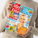 Person in beigefarbenem Strickpullover hält eine Ausgabe der Frauenzeitschrift „Alles für die Frau“. Das Titelbild zeigt eine lächelnde blonde Frau vor blauem Hintergrund mit Schlagzeilen wie „5 Kilo leichter in nur 1 Woche“, „Raffinierte Rührkuchen“, „Farbenfrohe Mode-Stars für den Sommer“ und „Jetzt richtig vorsorgen“. Mehrfarbig gestaltetes Cover mit Bildern von Kuchen, Blumen und Gerichten, rotem Titelbereich und zahlreichen Textfeldern.