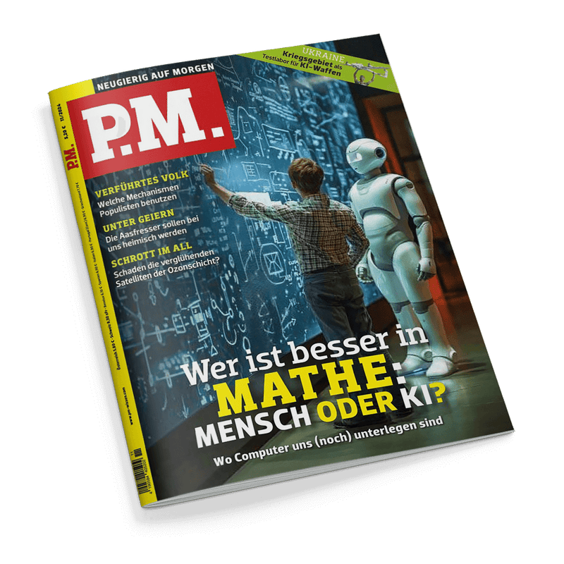 Titelbild der Zeitschrift „P.M.“ mit rotem Logo links oben auf gelbem Rand; im Zentrum ein Mensch in kariertem Hemd schreibt an eine große digitale Tafel mit mathematischen Formeln, rechts daneben humanoider weißer Roboter, Hintergrund in Blau, Schlagzeilen etwa: „Wer ist besser in Mathe – Mensch oder KI?“, „Verführtes Volk“, „Unter Geiern“, „Schrott im All“ sowie gelber Balken oben rechts mit Text zu KI-Waffen in der Ukraine.