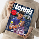Titelblatt des „tennis MAGAZIN“ mit großem Foto eines spielenden männlichen Tennisspielers im blauen Shirt, gelbem Schläger und gelbem Ball in Bewegung. Überschriften: „Carlos Alcaraz – Sein Weg an die Spitze“, „Nadal-Buch“, „Jasmine Paolini“, „Tennisarm“ sowie roter Kreis mit weißem Text „PLUS GROSSER TEST – So gut sind die neuen Tennisschuhe“. Person hält das Magazin mit beiden Händen vor hellem Hintergrund.