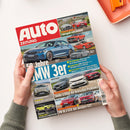 Titelblatt der Zeitschrift „Auto Zeitung“ mit rotem Kopfbereich und weißem Schriftzug „Auto“. Im Mittelpunkt ein blauer BMW, umgeben von kleineren Bildern verschiedener Autos in Rot, Silber, Gelb und Grau. Texte auf dem Cover u. a.: „50 Jahre BMW 3er“, „Skoda schlägt die deutschen Premiums!“, „VW ID.3 GTX: der bessere GTI?“. Gehalten von zwei Händen über hellem Untergrund.