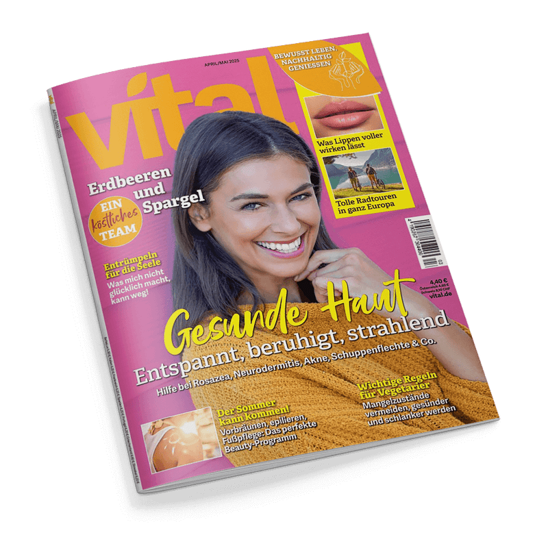 Titelbild der Zeitschrift „vital“ Ausgabe April/Mai 2025 mit großem gelbem Logo auf pinkem Hintergrund, im Mittelpunkt eine lächelnde Frau mit langen braunen Haaren in gelbem Strickpullover, Hauptüberschrift: „Gesunde Haut – Entspannt, beruhigt, strahlend“, weitere Textinhalte: Erdbeeren und Spargel, Tipps zur Hautpflege, Entrümpeln für die Seele, Sommer-Beauty, vegetarische Ernährung, Radtouren und Lippenpflege.