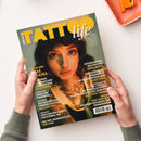 Magazincover der Ausgabe „Tattoo Life“ Nr. 160, gehalten von zwei Händen über hellem Hintergrund. Zentral eine weiblich gelesene Person mit kurzen dunklen Haaren, Nasen- und Septum-Piercing, sichtbaren Hals- und Brusttattoos, in warmem Licht fotografiert. Gelbe und weiße Schrift mit Texten wie „Cover Girl Lexa Piaska“, „Fotografische Malerei von Janna Antich“ und „Tattoo Shop Sinked Art Podgora“.