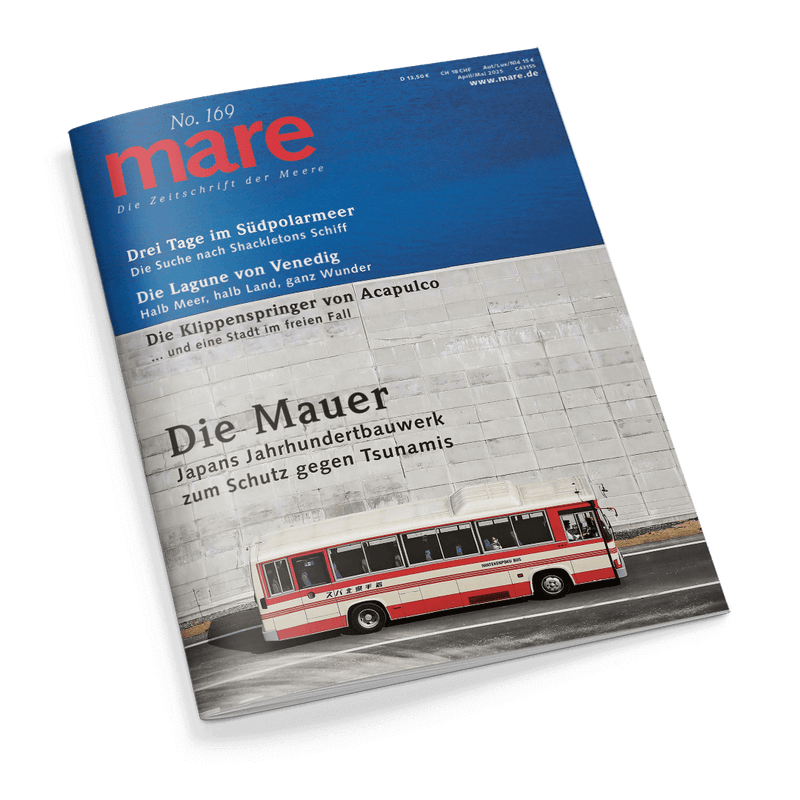 Titelbild der Zeitschrift „mare – Die Zeitschrift der Meere“, Ausgabe No. 169, obere Hälfte in Blau mit weißer und roter Schrift, untere Hälfte zeigt eine große graue Betonmauer mit rot-weißem Linienbus auf Straße davor; Haupttitel: „Die Mauer – Japans Jahrhundertbauwerk zum Schutz gegen Tsunamis“, weitere Themen: Südpolarmeer, Lagune von Venedig, Klippenspringer von Acapulco.