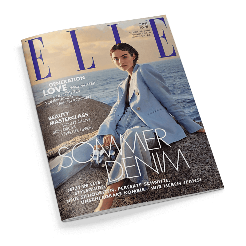 Titelbild der Zeitschrift „ELLE“ Juni 2025 mit einer sitzenden weiblichen Person in hellblauem Anzug und Jeans auf einem Felsen vor Meereskulisse bei Sonnenuntergang; Schlagzeilen: „GENERATION LOVE – Was Mütter und Töchter voneinander lernen können“, „BEAUTY MASTERCLASS: Sunny Glow, Skin Drops, Perfekte Lippen“, „SOMMER DENIM“, „Jetzt im ELLE Styleguide: Neue Silhouetten, perfekte Schnitte, unschlagbare Kombis – Wir lieben Jeans!“.