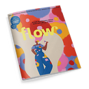 Titelblatt des Magazins „flow“ mit gelber Überschrift auf abstrakt bunt gepunktetem Hintergrund in Rot‑, Gelb‑, Rosa‑ und Blautönen; in der Mitte eine weibliche Figur mit pinkem Kopf, blauem Overall und gemustertem Hemd, die einen Pinsel hält. Textaufschrift: „Je mehr du dein Leben feierst, desto mehr gibt es zu feiern“. Oberer Rand mit Schriftzug „Das Magazin für persönliche Entwicklung, Kreativität & mehr Ruhe“.