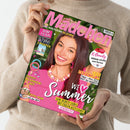 Person in beigefarbenem Pullover hält die Zeitschrift „Mädchen“ mit pinkem Titelkopf. Auf dem Cover ist eine junge weibliche Person mit langem dunklem Haar und rosa Oberteil zu sehen. Textaussagen u. a.: „Wir feiern 50 Jahre“, „K-Beauty Mega-Hype aus Korea“, „We ♥ Summer“, „Trendy Schmuck-Set“, „Dein Ferienflirt“, „Süße Beauty-Looks mit coolen Accessoires“. Hintergrund grün, Gestaltung in Pink-, Gelb- und Weißtönen.