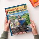 Titelbild der Zeitschrift „Bauen & Renovieren“ mit rotem und gelbem Schriftzug, Unterzeile „…einfach wissen wie’s geht!“. Abgebildet sind zwei männliche Personen beim Montieren eines blauen Solarpanels auf einem Dach vor grünem Tal und Einfamilienhäusern. Überschriften: „Sonnige Zeiten“, „Mit Photovoltaik: Klima schützen und Geld sparen“, Themenhinweise zu Sonnenschutz, Haustechnik und Dach. Hände halten die Zeitschrift über hellem Tisch.