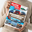 Person in beigefarbenem Strickpullover hält das Magazin „auto motor und sport“ in beiden Händen, Titel mit rotem Kopfbereich und weißen Lettern, darunter mehrere Autos verschiedener Marken (Audi, BMW, Mercedes, VW, Renault, Porsche) auf heller Fahrbahn aus der Frontperspektive, Hauptüberschrift „Einsteiger zum Aufsteigen“, weitere Textelemente zu Fahrzeugtests, Modellvergleichen und Jubiläumsberichten.