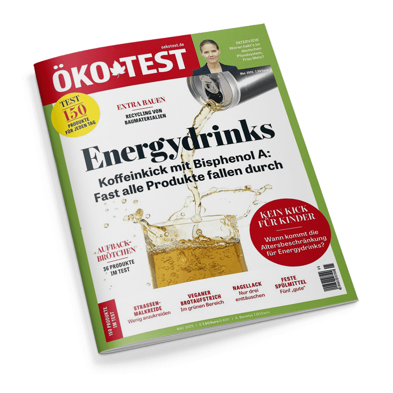 Titelbild der Zeitschrift „ÖKO-TEST“, Ausgabe Mai 2025, mit grün-rot-weißem Farbschema; zentral ein Glas mit gelblichem Energydrink, aus einer geöffneten Dose eingeschenkt, daneben Schlagzeile „Energydrinks – Koffeinkick mit Bisphenol A: Fast alle Produkte fallen durch“, weitere Textfelder u. a. „KEIN KICK FÜR KINDER“, „AUFBACKBRÖTCHEN – 36 Produkte im Test“ und „VEGANER BROTAUFSTRICH – Im grünen Bereich“, oben rechts ein Porträt einer Frau mit Interviewhinweis.