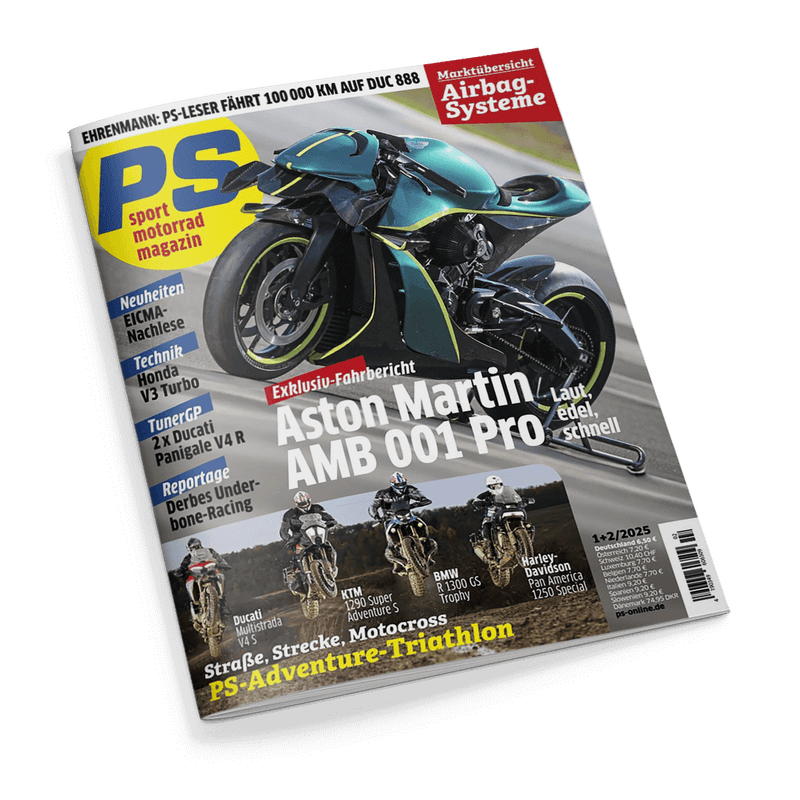 Titelbild der Motorradzeitschrift „PS sport motorrad magazin“, Ausgabe 1+2/2025, mit einem zentralen Farbfoto des Aston Martin AMB 001 Pro Motorrads in Schwarz-Türkis mit gelben Akzenten, dazu großflächige weiße Überschrift: „Aston Martin AMB 001 Pro – Laut, edel, schnell“. Oben roter Kasten „Marktübersicht Airbag-Systeme“, unten vier Motocross-Fahrer auf Ducati, KTM, BMW und Harley-Davidson. Weitere Rubriken: Technik, TunerGP, Reportage und Neuheiten.