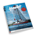 Titelbild der Zeitschrift „Yacht“ mit einem Segelboot auf dem Wasser im Vordergrund, gesteuert von einer männlichen Person; weißes Segel mit rotem „M“, Rumpf in rot-weiß mit der Aufschrift „Delanta“, dominante Himmel- und Wasserfarben, Textinhalte: „Miniatur-Wunderboot“, „Nur keine Panik!“, „Reif für die Inseln“, „Breite läuft?“, „Antifouling“, „Abgetaucht“, Unterzeile: „Europas größtes Segelmagazin“, Ausgabe 6.