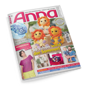 Titelblatt der Handarbeitszeitschrift „Anna“, Ausgabe Juni 2025. Zentral drei gehäkelte Löwenfiguren in Gelb und Orange, darüber die Schlagzeilen „Granny Square-Tier des Monats“, „Modestrick mit Frischekick“ und „So schön wird der Sommer!“. Unten Bilder einer Frau im pinken Strickshirt, eines Paars mit Kind in gestrickter Kleidung und weiterer Häkel- und Nähprojekte, mit Textleiste „Stricken, Nähen, Häkeln, Sticken“.