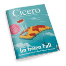 Titelbild des Magazins „Cicero – Magazin für politische Kultur“ vor türkisblauem Hintergrund mit weißen Wolken; mittig schwebt eine stilisierte gelb-rote Weltkarte in Kissenform mit daran hängender, fallender menschlicher Figur in rotem Anzug mit Fallschirm, unten groß: „Im freien Fall – Wie Deutschland sich dem Epochenbruch verweigert“, links oben roter Kreis mit weißem Text: „Letztes Gefecht – Die Boomer und das Ringen um die Gesellschaft“, Barcode unten rechts.