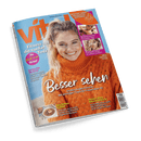 Titelbild der Zeitschrift „vital“, Ausgabe Februar/März 2025, mit einer lächelnden Frau in orangefarbenem Strickpullover vor hellblauem Hintergrund; zentrale Schlagzeile: „Besser sehen – Großes Augen-Dossier. Mit wichtigen Tipps für Frauen über 40“, weitere Themen: Fitness, Fasten, Wellnessreisen, Lockenstyling, Eltern und Ordnung, Kaffeerezepte, Preisangabe „4,40 €“ neben dem Weblink „vital.de“, oben rechts orangenes Feld mit dem Text „Bewusst leben, nachhaltig genießen“.