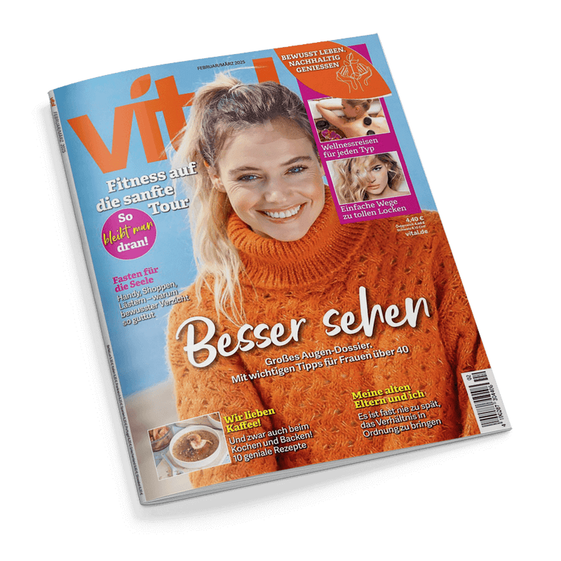 Titelbild der Zeitschrift „vital“, Ausgabe Februar/März 2025, mit einer lächelnden Frau in orangefarbenem Strickpullover vor hellblauem Hintergrund; zentrale Schlagzeile: „Besser sehen – Großes Augen-Dossier. Mit wichtigen Tipps für Frauen über 40“, weitere Themen: Fitness, Fasten, Wellnessreisen, Lockenstyling, Eltern und Ordnung, Kaffeerezepte, Preisangabe „4,40 €“ neben dem Weblink „vital.de“, oben rechts orangenes Feld mit dem Text „Bewusst leben, nachhaltig genießen“.