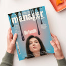 Titelblatt des „manager magazin“ mit hellblauem Hintergrund und schwarzer, herabtropfender Flüssigkeit im oberen Bereich; zentrale Darstellung einer Frau mit dunklem Haar und neutralem Gesichtsausdruck vor einem rot-blauen Farbverlauf. Hauptüberschrift „Die Fossile“, weitere sichtbare Texte: „Trotz Irankrise setzt die Wirtschaftsministerin wieder auf Öl und Gas. Mit fatalen Folgen für die Industrie.“ sowie kleinere Schlagzeilen am oberen und linken Rand.