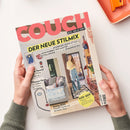 Titelblatt der Wohn- und Lifestylezeitschrift „COUCH“ mit rotem Logo oben und Untertitel „Alles, was du liebst“. Hauptüberschrift „Der neue Stilmix“, darunter Themen zu modernem Boho-Style, Pastellwänden und Zimmerdecken. Weitere sichtbare Texte: „Beauty-Spezial“, „Pflanzen-Guide“, „Dating 2025“ und gelber Kreis mit „Oster-Ideen“. Eine Frau in gelber Bluse und heller Hose steht in einem bunt eingerichteten Wohnzimmer.