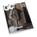 Titelbild der Zeitschrift „GQ Germany“ mit dem Schriftzug „THE 2024 MEN OF THE YEAR ISSUE“, im Vordergrund ein grauhaariger männlicher Mensch in beigefarbener, grob strukturierter Wolljacke und passender Hose mit schwarzen Akzenten, schwarzem Hemd und schwarzen Schuhen, hält ein Magazin in der linken Hand; Textaufschriften: „KYLE MACLACHLAN – DER CHARME DES MYSTERIÖSEN“ sowie Namen „JENNIFER COOLIDGE“, „NICHOLAS HOULT“, „MICHÈLE LAMY“ links unten.