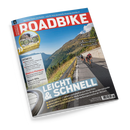 Titelblatt des Magazins „ROADBIKE“ mit großem roten Schriftzug auf weißem Hintergrund. Im Hauptbild fahren drei Radsportler auf einer Bergstraße bei sonnigem Wetter; im Hintergrund sind grüne Berghänge und blauer Himmel sichtbar. Textausschnitte: „LEICHT & SCHNELL“, „FITNESS“, „ELEKTRO-PUMPEN“, „Sport-BHs“, „SCHÖNES ITALIEN“, sowie gelber Kreis mit „GUT & GÜNSTIG – Test: 8 Alu-Renner mit Shimano-105-Ausstattung“.