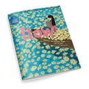 Titelbild der Zeitschrift „flow“ mit großem rosa Schriftzug mittig über einer Illustration: Eine weiblich gelesene Person sitzt in einem Boot auf einem mit weißen Gänseblümchen bedeckten Wasser, hält eine Tasse in der Hand; Hintergrund in sattem Blau mit Blümchenmuster, unten Text „Umarme das herrliche Chaos, das du bist“ – Elizabeth Gilbert, oben Schriftzug „Das Magazin für persönliche Entwicklung, Kreativität, Achtsamkeit“, links runder Aufdruck mit „5 Lesezeichen & Bastelböglein“.