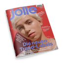 Titelblatt der Zeitschrift „jolie“ mit großem weißen Schriftzug oben links auf rotem Hintergrund. Im Vordergrund eine weibliche Person mit kurzem, blondem Haar, neutralem Gesichtsausdruck und hellem Oberteil. Textausschnitte: „Die neuen Trend-Labels“, „Streetstyles aus der ganzen Welt“, „Stehen mir kurze Haare?“ und „Die beste Investition deines Lebens“. Ausgabe April 2023, Name „Lena Mantler“ unten rechts.