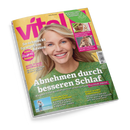 Titelblatt der Zeitschrift „vital“ (Ausgabe April/Mai 2024) mit einer lächelnden blonden Frau in grünem Strickpullover vor gelb-grünem Hintergrund. Hauptüberschrift: „Abnehmen durch besseren Schlaf“. Weitere Texte: „So schmeckt Spargel am besten“, „Echte Heimat-Rezepte“, „Sonnenschutz für jeden Hauttyp“, „Heilsame Orte“, „Sodbrennen“, „ADHS, Trauma, Autismus & Co.“, oben grüne Ecke mit Schrift „Bewusst leben. Nachhaltig genießen“.