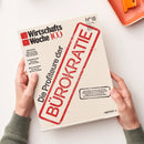 Zwei Hände halten eine Ausgabe der Zeitschrift „WirtschaftsWoche 100“, Heft Nr. 18 vom 26. April 2024. Der beigefarbene Titel zeigt in großer roter Schrift den Aufdruck „Die Profiteure der Bürokratie“, dazu kleinere Überschriften: „Reformen – Wie wird das Land wieder fit, Herr Klingbeil?“, „Stimmrechte – Rückzug der Aktionäre“, „Stellenabbau – Der Plan B für Ihre Karriere“. Im Hintergrund eine helle Fläche mit orangener Schale oben rechts.