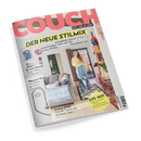 Titelblatt der Wohn- und Lifestylezeitschrift „COUCH – Alles, was du liebst“ mit einer stehenden weiblich gelesenen Person in gelber Bluse und blauer Hose in einem farbenfrohen Wohnzimmer. Aufschrift: „Der neue Stilmix“, „Beauty-Spezial: Pflege, Haare & Make-up“, „Pflanzen-Guide: Von Balkon bis Chaos-Gardening“, „Dating 2025“ sowie „Oster-Ideen“, ergänzt durch farbige Textfelder und Einrichtungsdetails im Hintergrund.
