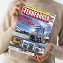 Person in beigefarbenem Pullover hält das Magazin „Fernfahrer – Das Truck-Magazin für Berufskraftfahrer“. Auf dem Titelbild ein großer silberner Lkw mit bunter Frontlackierung vor einem modernen Industriegebäude und wehenden Flaggen, dazu rote und weiße Überschrift „Gebaut für euch“ sowie kleinere Textfelder zu Themen wie „Actros“, „Oldtimer“ und „Super Trucks“ mit mehreren Lkw-Fotos im unteren Bereich des Covers.