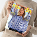 Titelblatt der Zeitschrift „freundin“, gehalten von einer Person in beigefarbenem Strickpullover. Auf dem Cover eine lächelnde Frau mit blonder Schulterfrisur in blauer Bluse mit Zierstickerei, Hintergrund in hellen Pastelltönen. Sichtbare Texte u. a.: „Neue Frisur, neuer Look“, „Leichter durchs Leben“, „Hormone besser verstehen“, „Die kleine Reise-Apotheke“ und „Die schönsten Ecken in Griechenland“.
