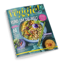 Titelbild des Magazins „slowly veggie! Vegetarisch & vegan genießen“ mit dem Schriftzug „Rund um die Welt“. Zentral ein blaues Schälchen mit Gemüsecurry, Hirse-Couscous und Erdnusssauce, daneben grüne Stäbchen und eine zweite kleinere Schale. Weitere sichtbare Texte: „61 neue Lieblingsrezepte“, „Super Greens“, „Urban Jungle“ und „Rezepte, die glücklich machen“, auf türkisfarbenem Hintergrund.