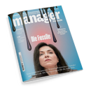 Titelblatt des „manager magazin“ mit dem Schriftzug in Weiß auf blau-rosa Farbverlauf, oben mit schwarzen, tropfenden Ölflecken gestaltet. Zentral im unteren Bereich das Porträt einer Frau mit mittellangem, dunklem Haar und neutralem Gesichtsausdruck vor farbigem Hintergrund. Textaufschriften: „Die Fossile“ sowie Unterzeile „Trotz Irankrise setzt die Wirtschaftsministerin wieder auf Öl und Gas. Mit fatalen Folgen für die Industrie.“