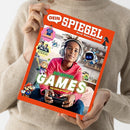 Person in beigem Pullover hält das Magazin „Dein SPIEGEL“ mit orangefarbenem Rand. Titelbild zeigt ein Kind mit dunkler Haut, rosa Pullover und grauen Kopfhörern, das einen Controller hält. Umgeben von Spielefiguren und bunten Grafikelementen, zentral der Schriftzug „Die besten Games – für euch getestet“. Im oberen Bereich weiße Überschrift „DEIN SPIEGEL – Durch Wissen wachsen“.