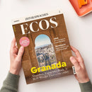 Titelbild der spanischen Magazin-Ausgabe „ECOS“ aus der Reihe „ZEIT SPRACHEN“, gehalten von zwei Händen über hellem Untergrund. Auf dem Cover ist durch ein verziertes, maurisches Steinportal eine Stadtansicht von Granada mit klarer Himmelsperspektive zu sehen. Sichtbare Textelemente: „Granada“, „Alhambra, Tapas und Rock ’n’ Roll: Wo der Zauber nie endet“, „SERIE: Un rival para la superheroína“, „ENTREVISTA: Isabel Aíjún y su ‘Potra salvaje’“, „¡MEJOR CON SALSA! Nuestras recetas“.