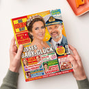 Titelblatt der Zeitschrift „Das goldene Blatt“ mit einer Frau in hellblauem Kleid und Tiara sowie einem Mann in Uniform mit Kapitänsmütze vor gelb-orangem Hintergrund. Hauptüberschrift: „Süßes Baby-Glück?“ Weitere Texte: „Mary & Frederik von Dänemark“, „Kate & William“, „Natur-Apotheke Malve“, „Köstlich: Blechkuchen“, „Geheimplan vor der Krönung“ und Schlagzeilen zu Prominenten und Gesundheitsthemen. Zwei Hände halten das Magazin über hellem Tisch.