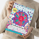 Titelblatt des Magazins „happinez – Das Mindstyle Magazin“, gehalten von einer Person in beigem Strickpullover vor hellem Hintergrund. Im Mittelpunkt ein bunt illustriertes Mandala mit der Aufschrift „Du bist“ und Begriffen wie „einzigartig“, „wertvoll“, „geliebt“, „stark“. Schlagzeilen: „Selbstachtung – Wie wichtig ist es, wirklich authentisch zu sein?“ sowie Themen zu Frühlingswald, Herz, Ego und Freundschaft.