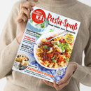 Magazincover der Ausgabe „meine Familie & ich“ mit dem Titel „Pasta-Spaß – Neue Ideen zum Sparpreis“. Zentral ein Teller Nudeln mit Tomaten-Hackfleischsoße, Kräutern und Gabel auf blau-weißem Untergrund. Textflächen u. a.: „Vegetarisch feiern“, „Familien-Hits mit Hähnchen“, „Spargel aus dem Ofen“ und „Kaffeehaus-Kuchen“. Gehalten von einer Person in beigem Strickpullover vor neutralem Hintergrund.